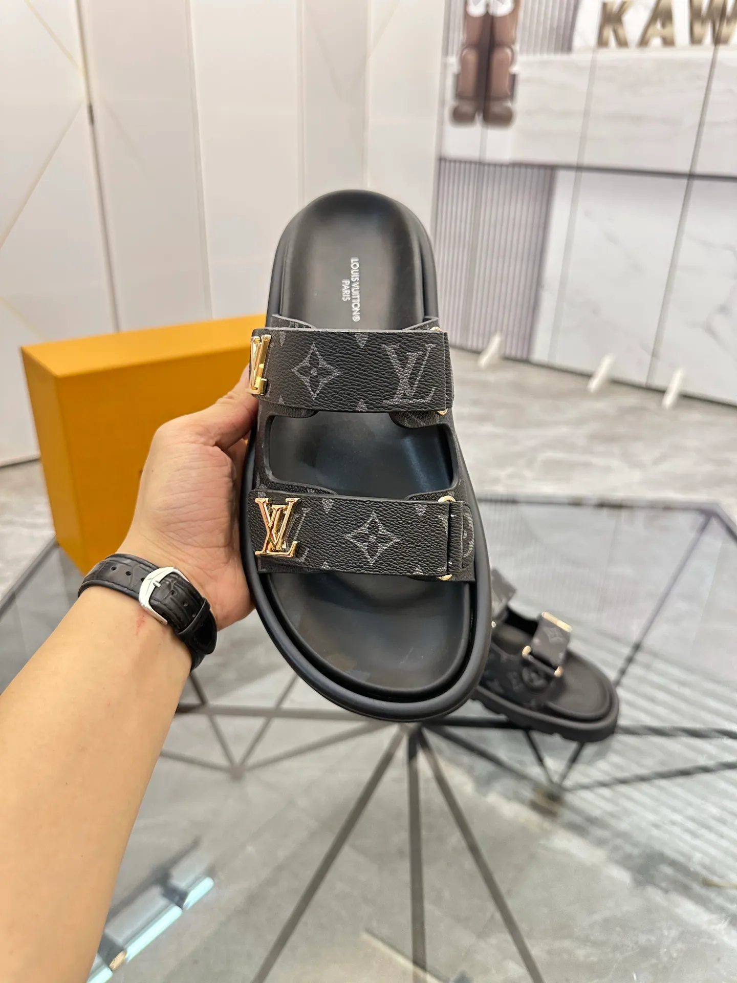 Men's shoes: 💰P400¥ Product trademark: LV * "Louis Vuitton*" slippers and sandals Regular size: 35-45 (can be customized to 46) Couple style Product materials: uppers imported from counters, original materials, breathable lining, original outsole. Number: 698
